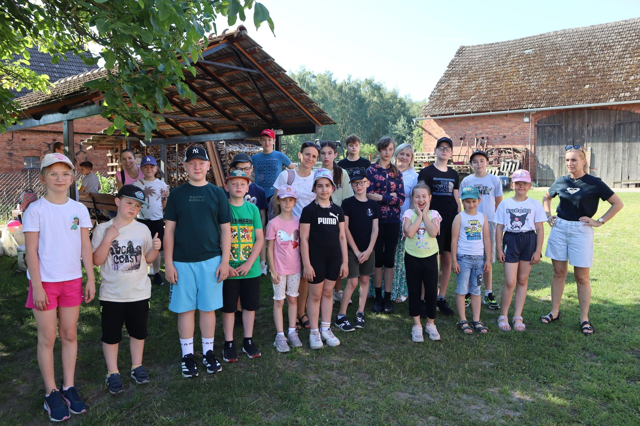 Uczniowie z wizytą w Stajni Jasumi w Kąkolnie — zdjęcie 10