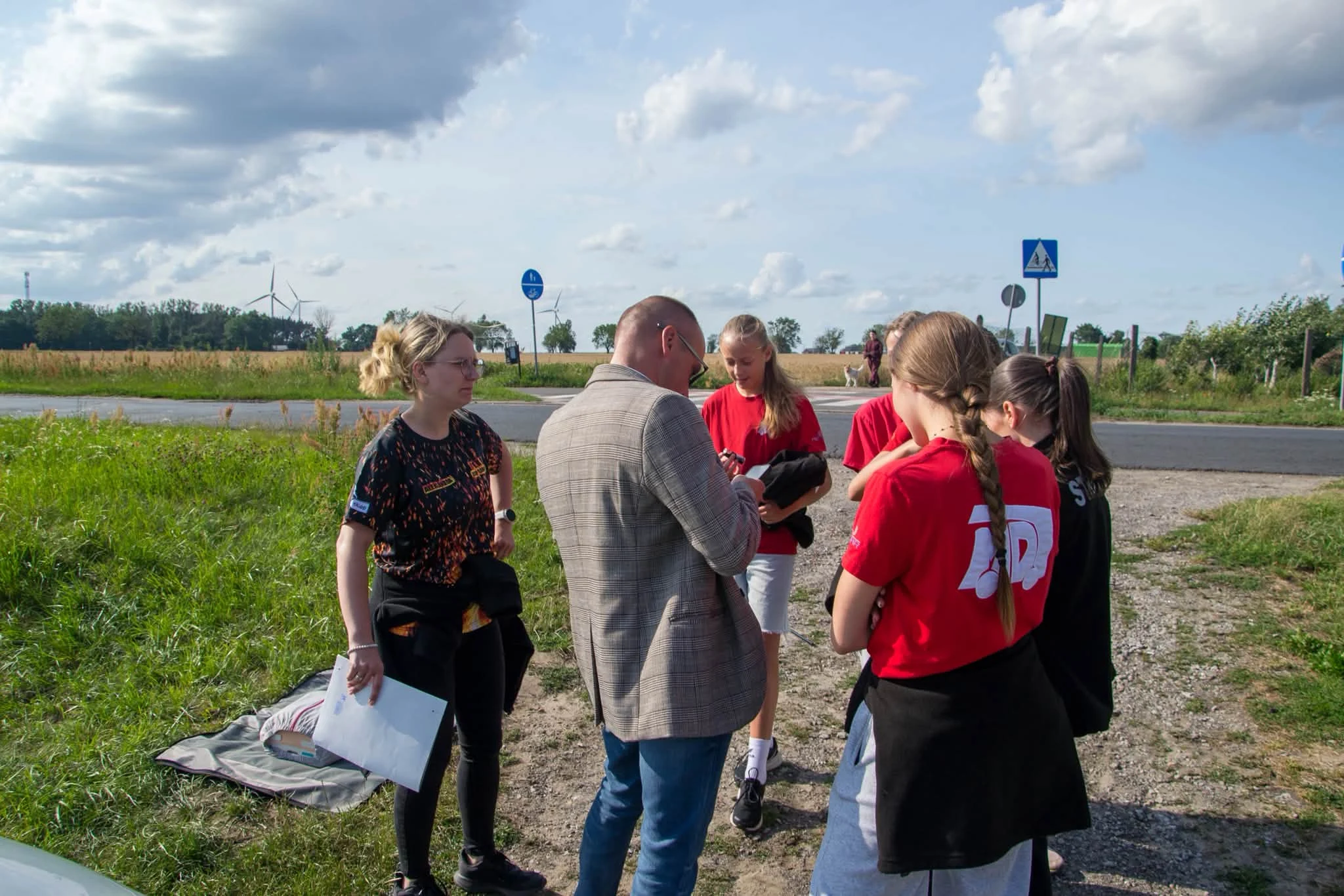 MDP Sarnowa: gra terenowa, nauka bezpieczeństwa i nocka w remizie — zdjęcie 9