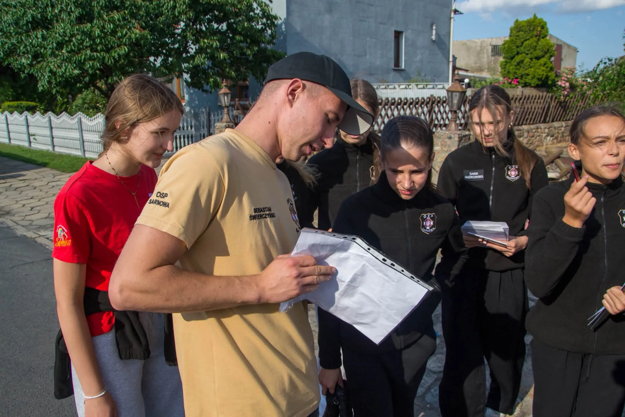 MDP Sarnowa: gra terenowa, nauka bezpieczeństwa i nocka w remizie — zdjęcie 11