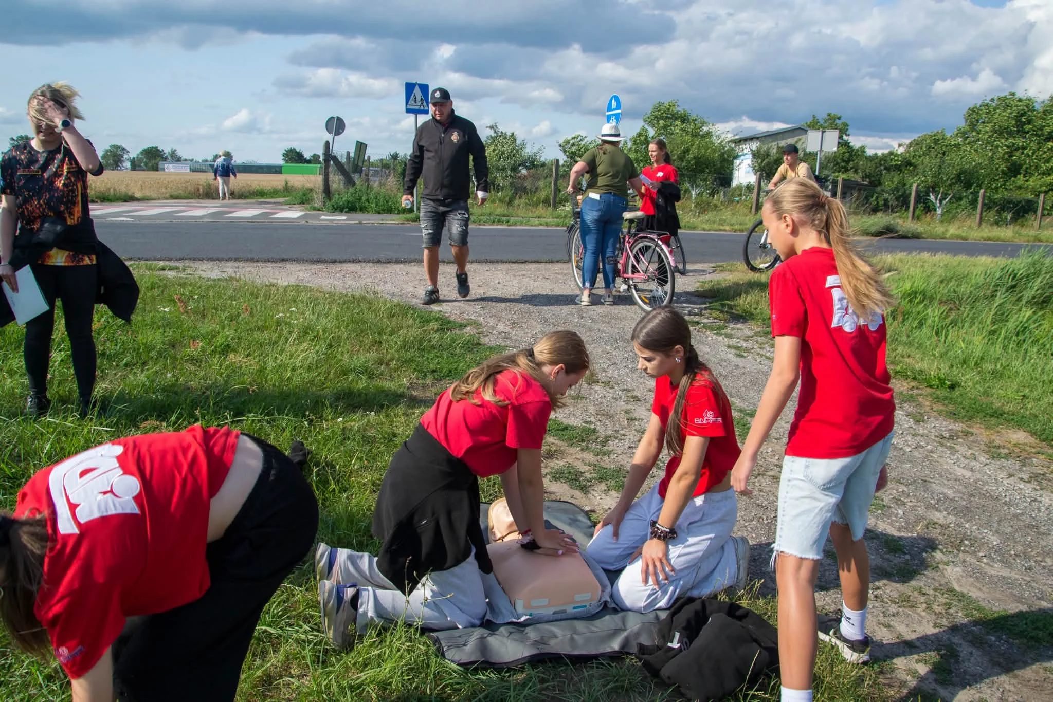 MDP Sarnowa: gra terenowa, nauka bezpieczeństwa i nocka w remizie — zdjęcie 15