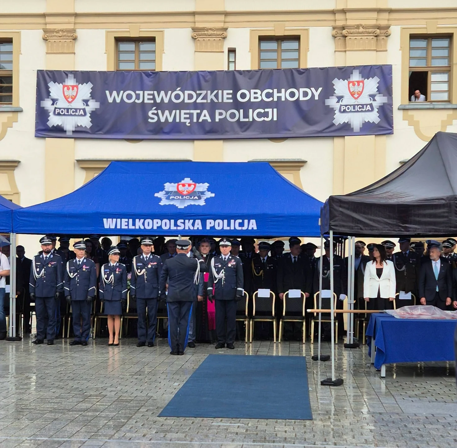 Święto Policji na rawickim rynku. Wręczono sztandar i odznaczenia — zdjęcie 8