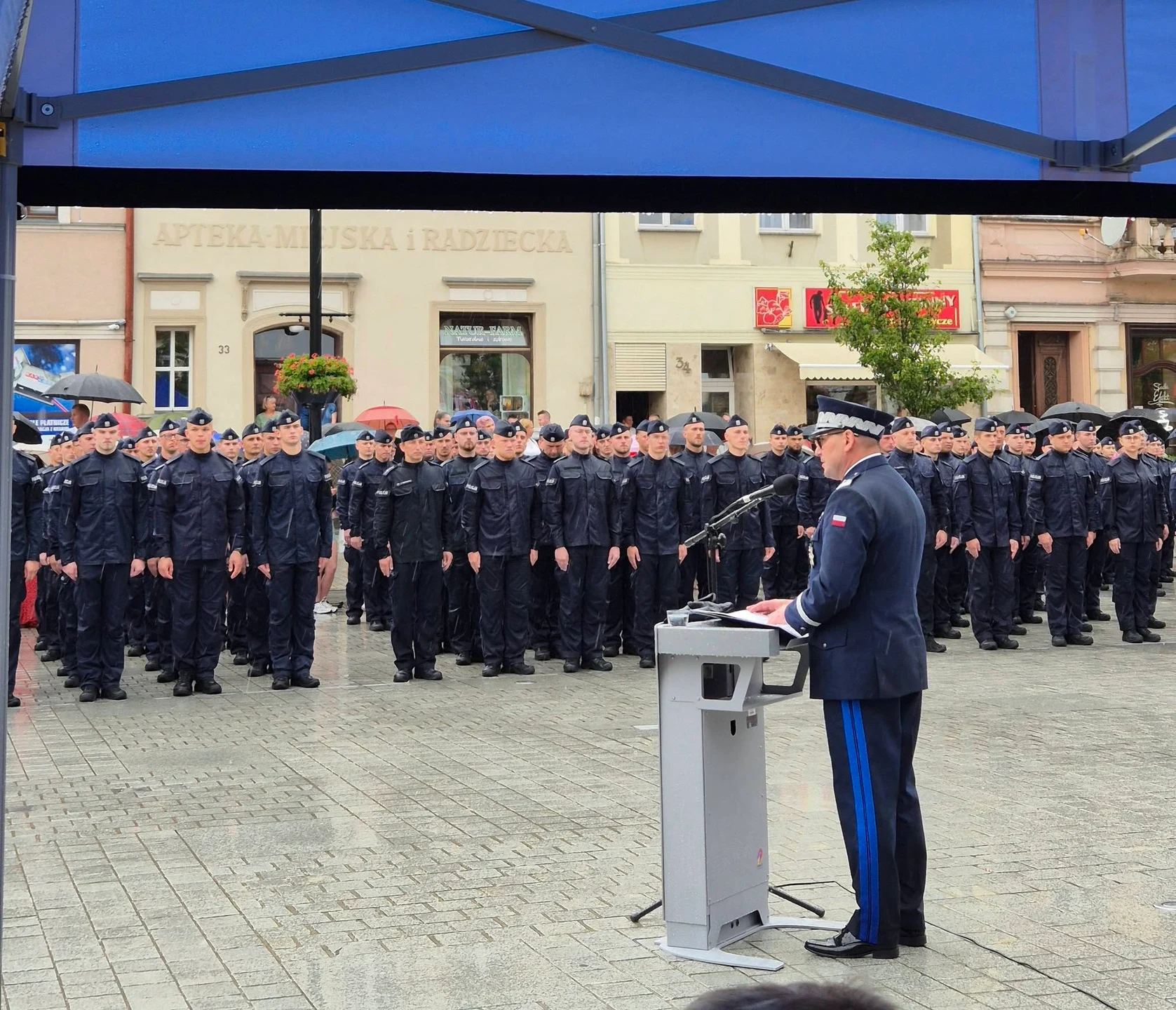 Święto Policji na rawickim rynku. Wręczono sztandar i odznaczenia — zdjęcie 9