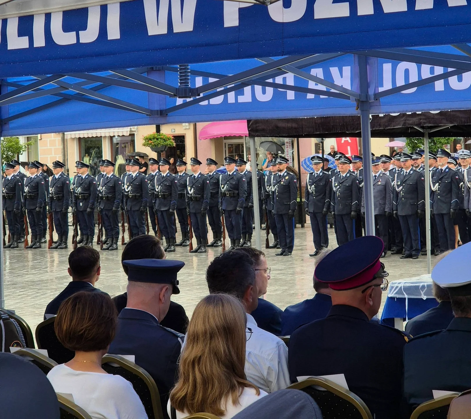 Święto Policji na rawickim rynku. Wręczono sztandar i odznaczenia — zdjęcie 10