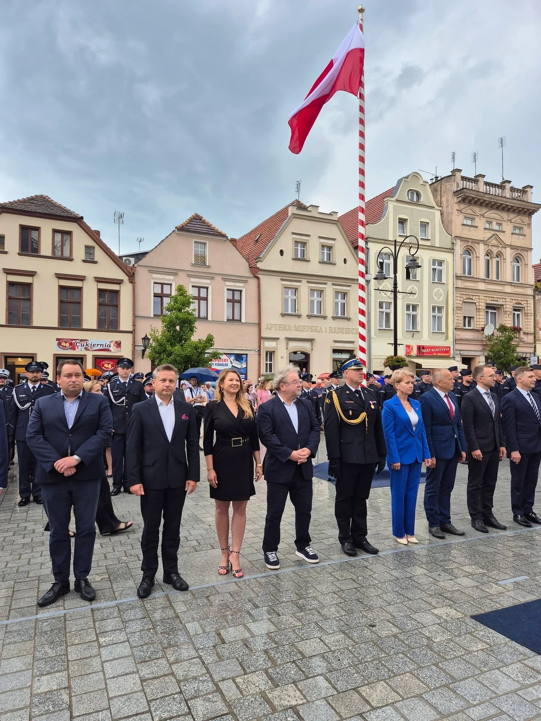 Święto Policji na rawickim rynku. Wręczono sztandar i odznaczenia — zdjęcie 11