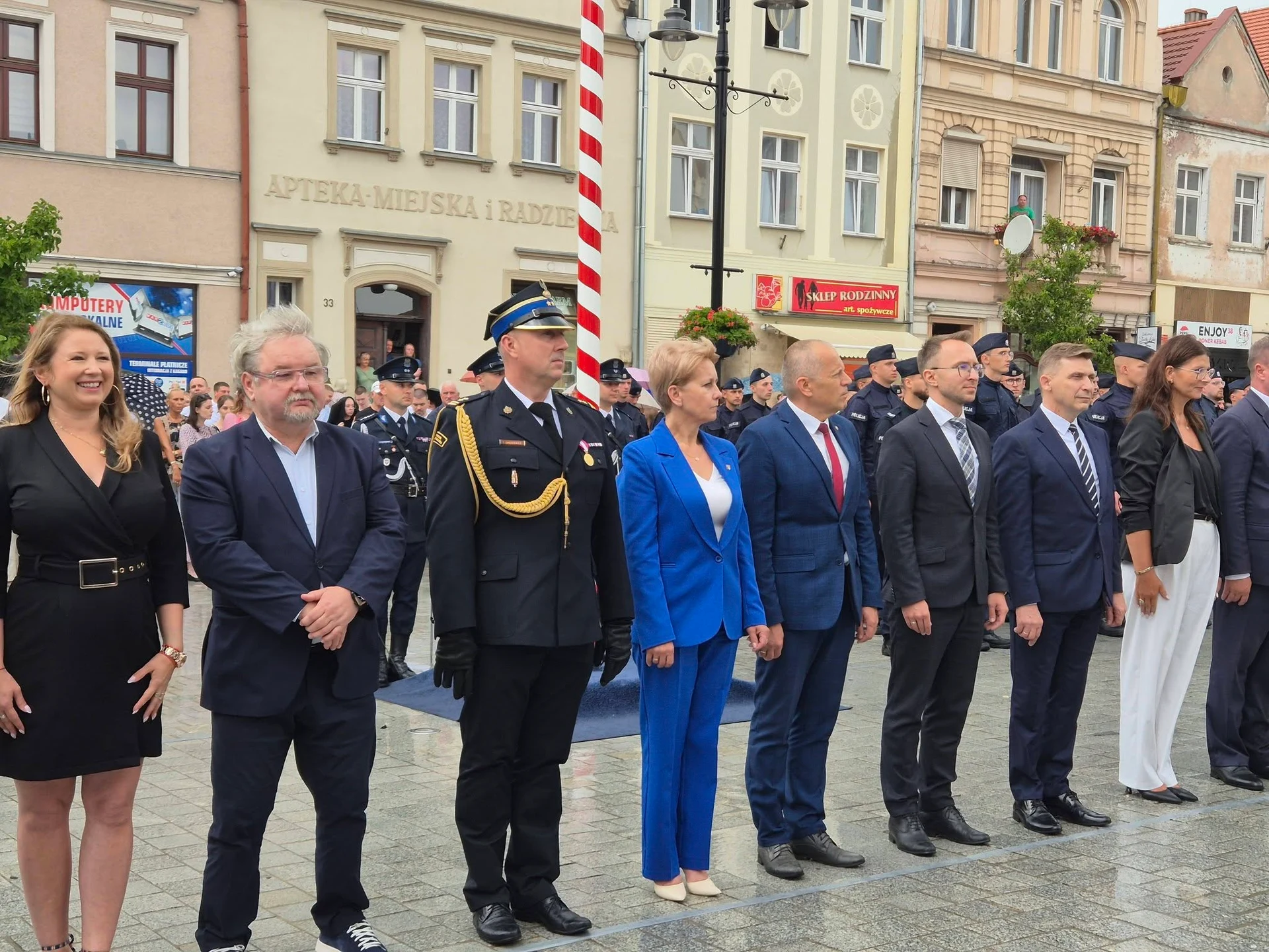 Święto Policji na rawickim rynku. Wręczono sztandar i odznaczenia — zdjęcie 12