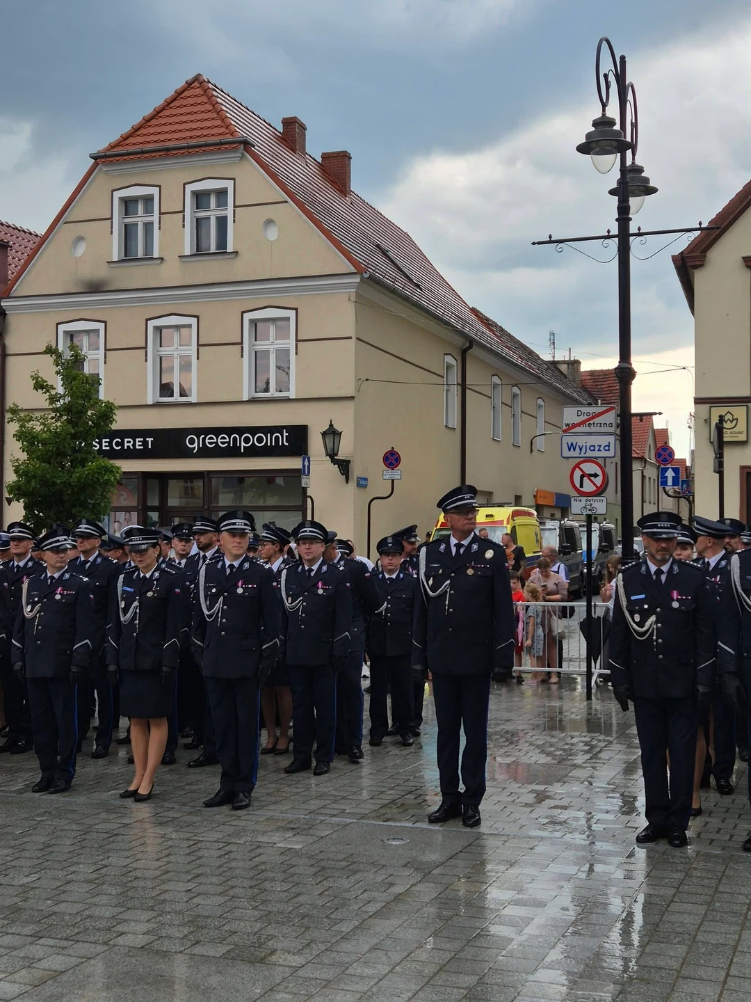 Święto Policji na rawickim rynku. Wręczono sztandar i odznaczenia — zdjęcie 13