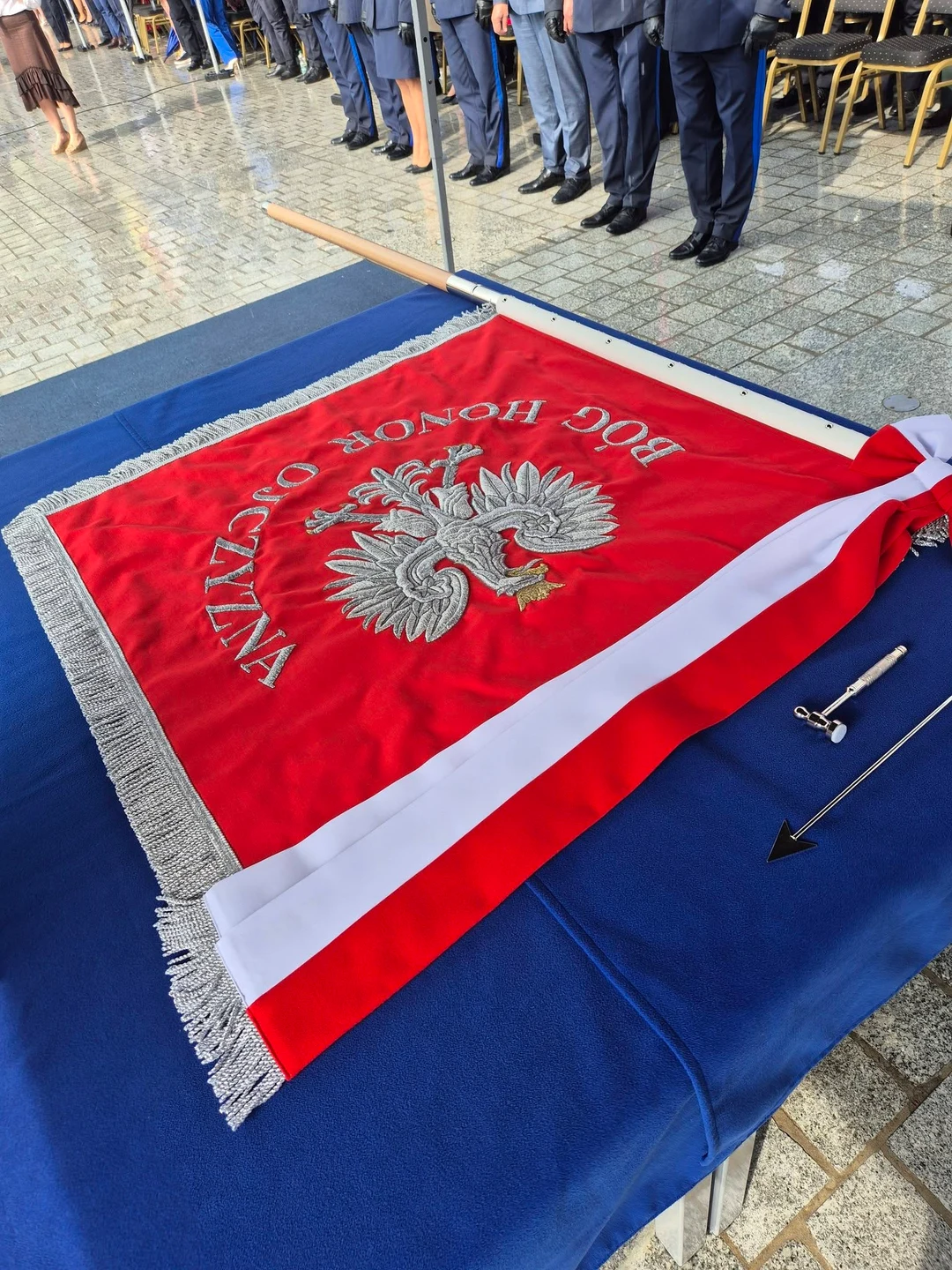 Święto Policji na rawickim rynku. Wręczono sztandar i odznaczenia — zdjęcie 14