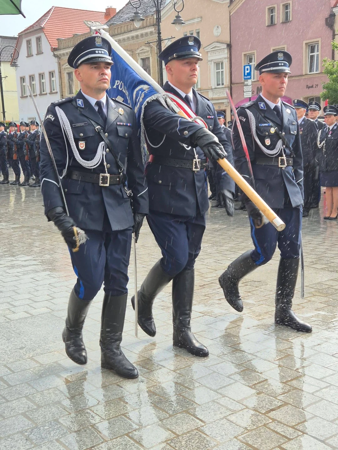 Święto Policji na rawickim rynku. Wręczono sztandar i odznaczenia — zdjęcie 15