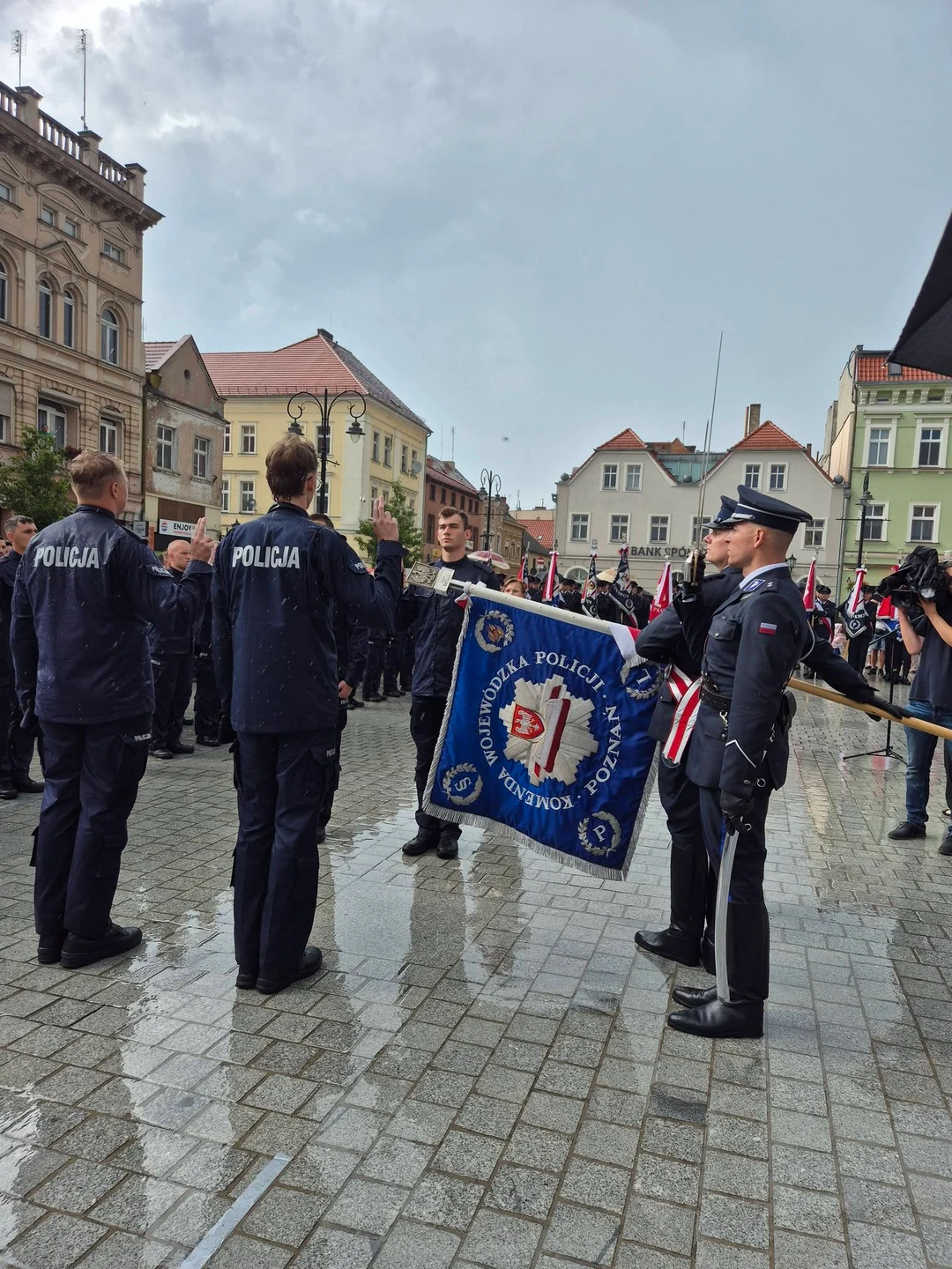 Święto Policji na rawickim rynku. Wręczono sztandar i odznaczenia — zdjęcie 16