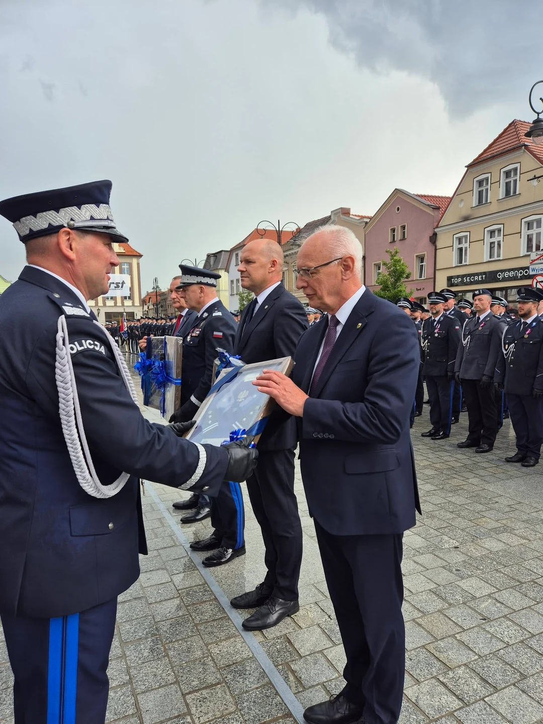 Święto Policji na rawickim rynku. Wręczono sztandar i odznaczenia — zdjęcie 17