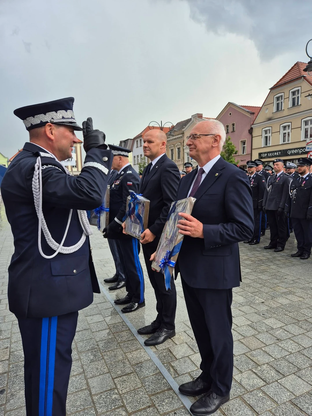 Święto Policji na rawickim rynku. Wręczono sztandar i odznaczenia — zdjęcie 18