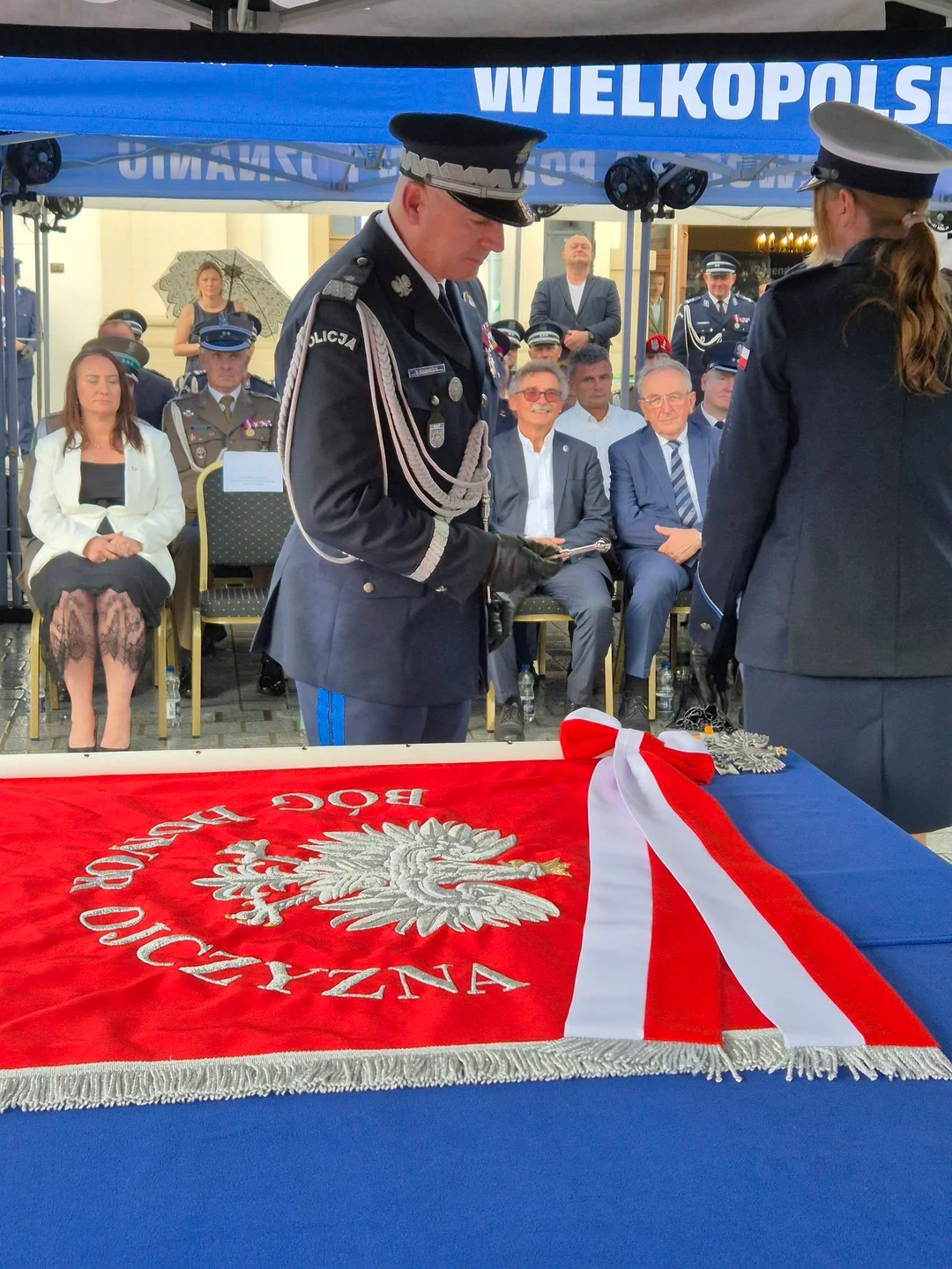 Święto Policji na rawickim rynku. Wręczono sztandar i odznaczenia — zdjęcie 21