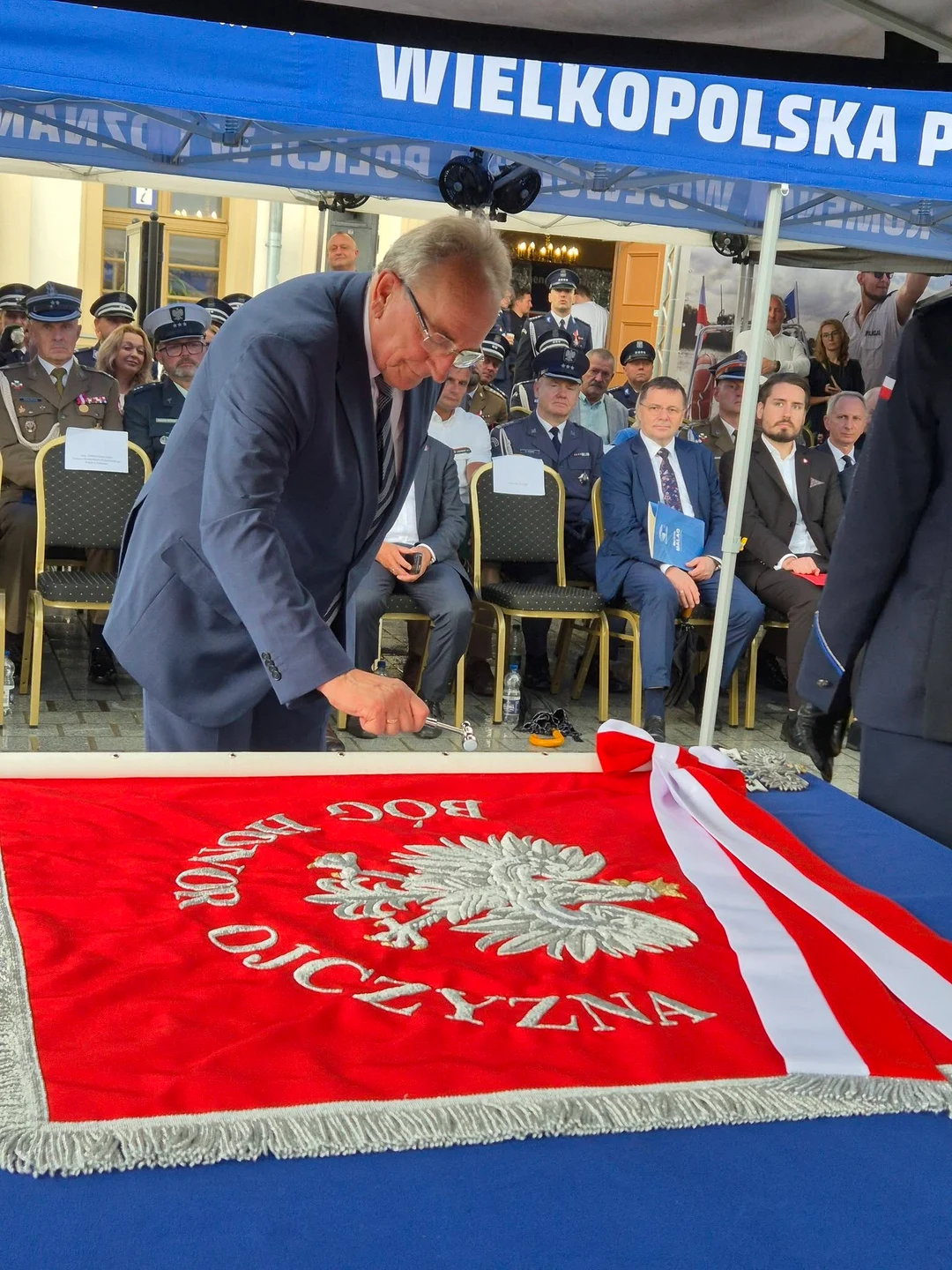 Święto Policji na rawickim rynku. Wręczono sztandar i odznaczenia — zdjęcie 23