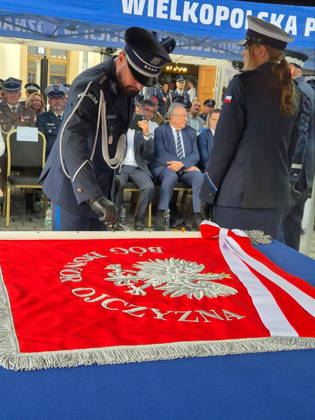 Święto Policji na rawickim rynku. Wręczono sztandar i odznaczenia — zdjęcie 25