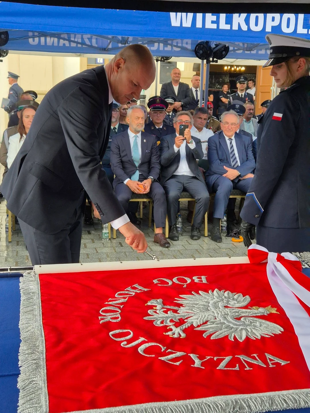 Święto Policji na rawickim rynku. Wręczono sztandar i odznaczenia — zdjęcie 26