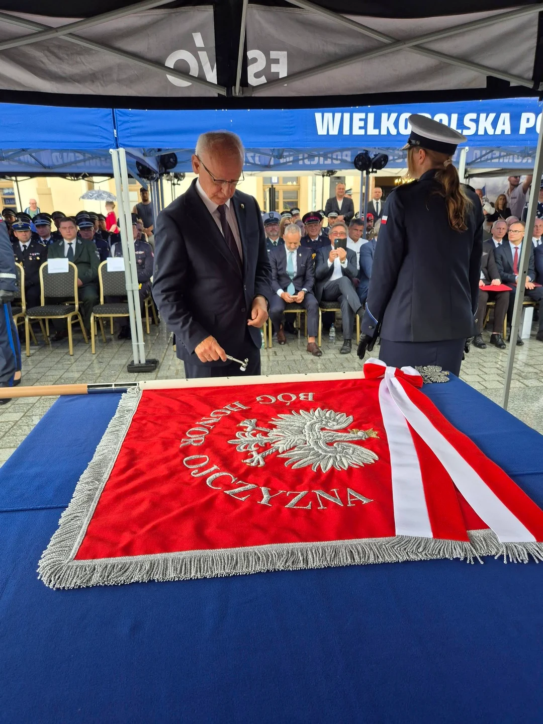 Święto Policji na rawickim rynku. Wręczono sztandar i odznaczenia — zdjęcie 27