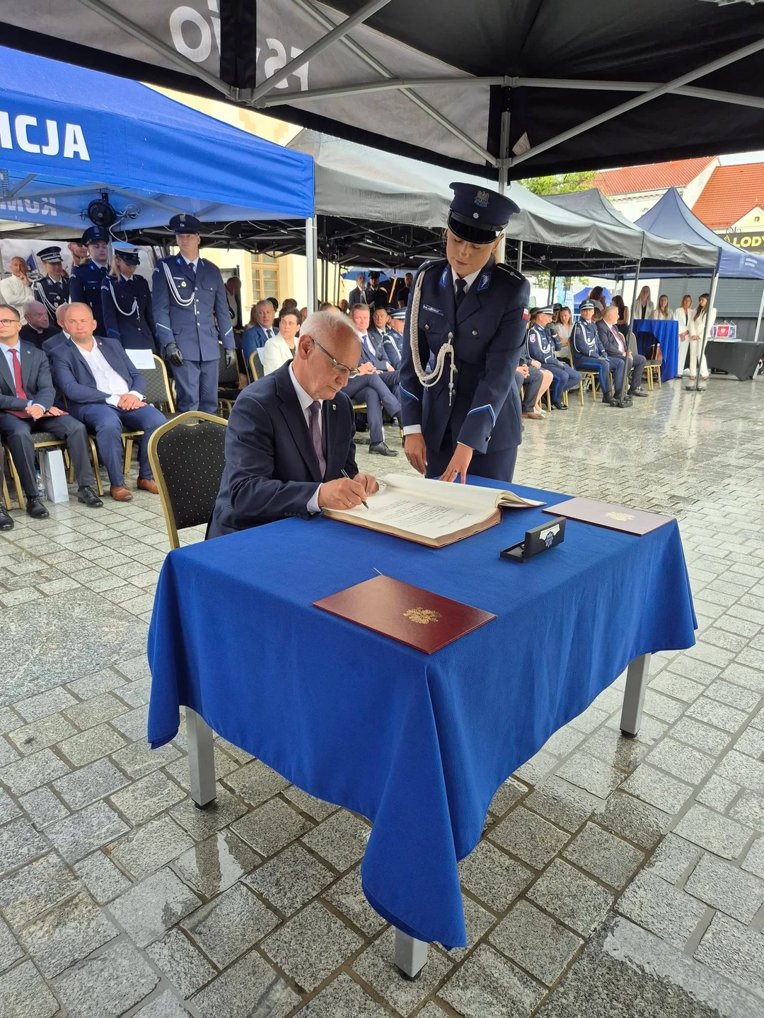 Święto Policji na rawickim rynku. Wręczono sztandar i odznaczenia — zdjęcie 28