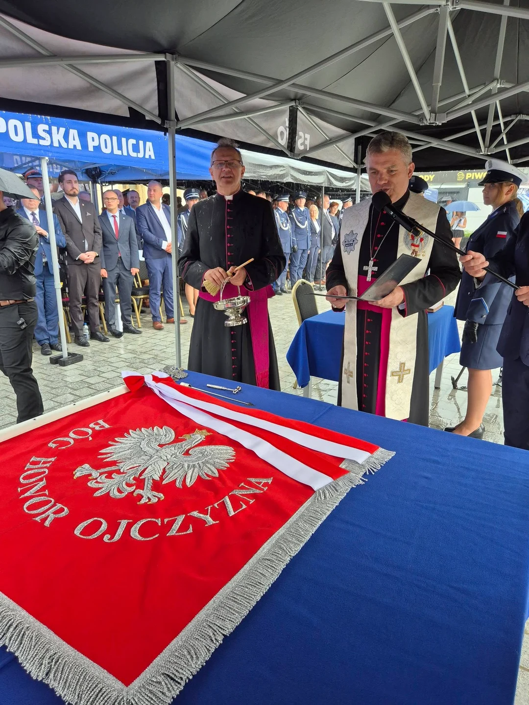 Święto Policji na rawickim rynku. Wręczono sztandar i odznaczenia — zdjęcie 29