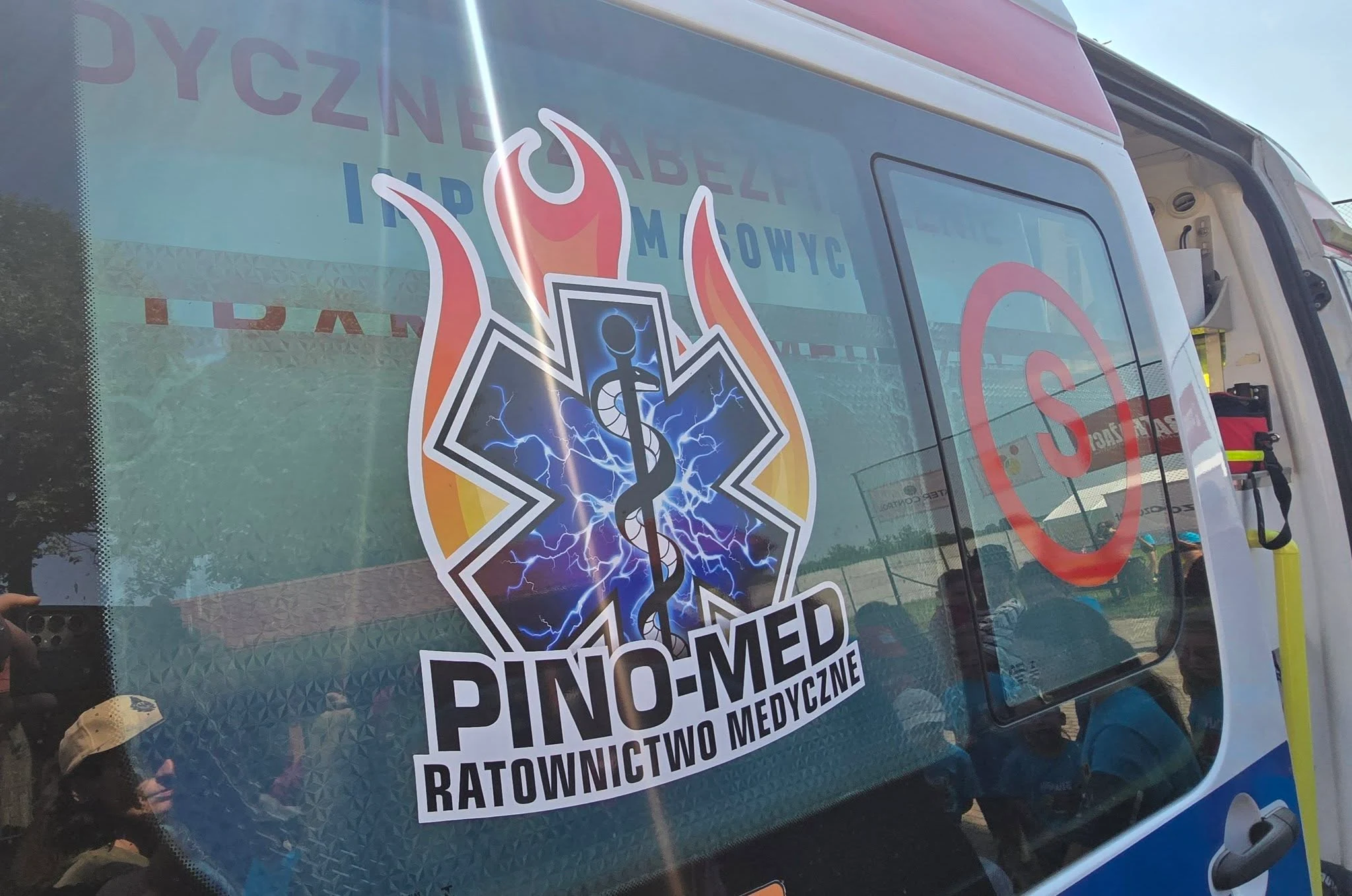 Ratownik medyczny pokazał uczestnikom biwaku wnętrze karetki