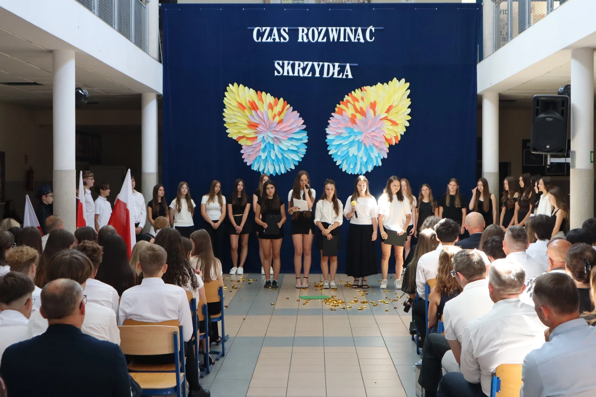 Wzruszające pożegnanie ósmoklasistów — zdjęcie 30